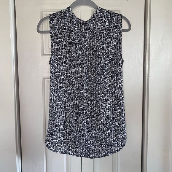 HALOGEN Surplice Sleeveless Top In HOUNDSTOOTH Size XS, MSRP $59 - Picture 8 of 10